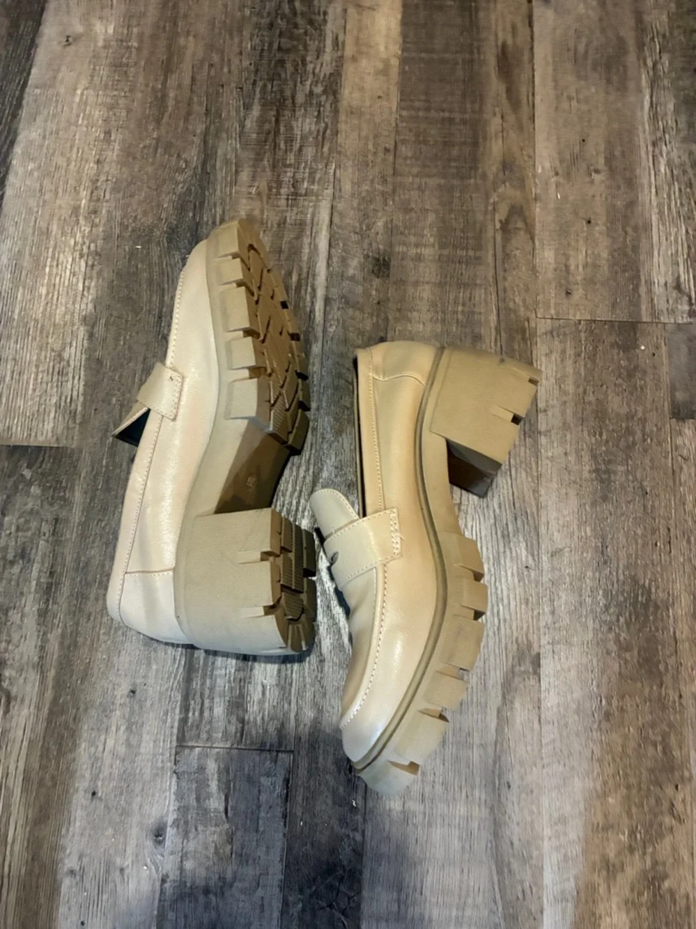 Y2K VTG Cushionaire Memory Foam Chunky Lug Cream Loafers 2 1/2” heel 9 Worn 1x